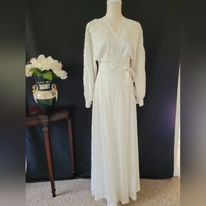 Gorgeous white nightgown robe by Lili of France size M.